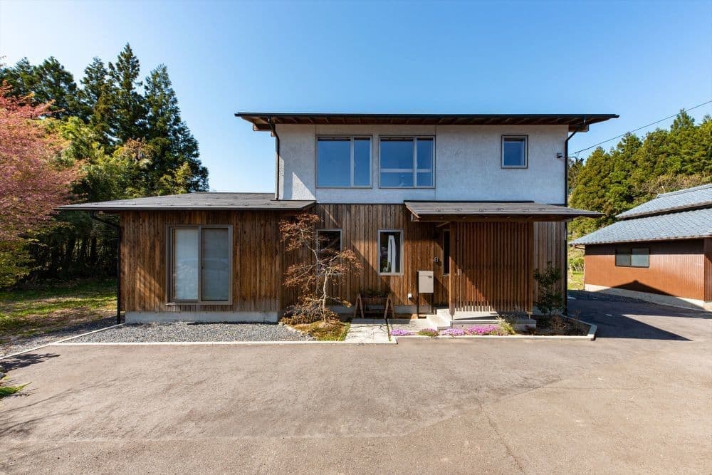 南北に長いビルトインガレージ付きの平屋